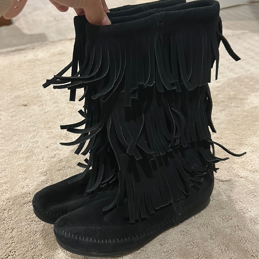 Black fringe Minnetonka boots. So fun! Size 8. Good condition!